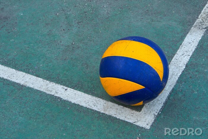 Sticker  Vieux volley-ball sale sur un terrain