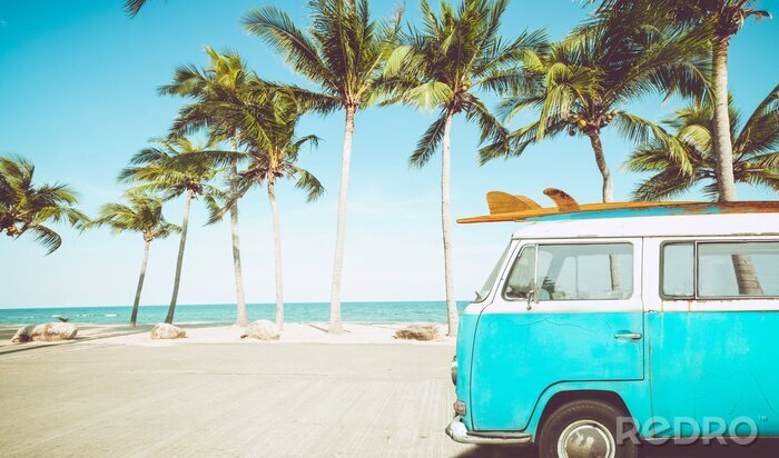 Sticker  voiture vintage garée sur la plage tropicale (bord de mer) avec une planche de surf sur le toit - Voyage de loisirs en été. effet de couleur rétro