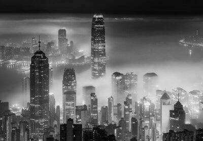 Vue de nuit brumeuse du port de Victoria dans la ville de Hong Kong