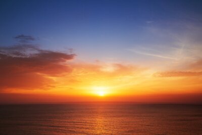 Belle nuages ​​sur la mer, coucher de soleil coup