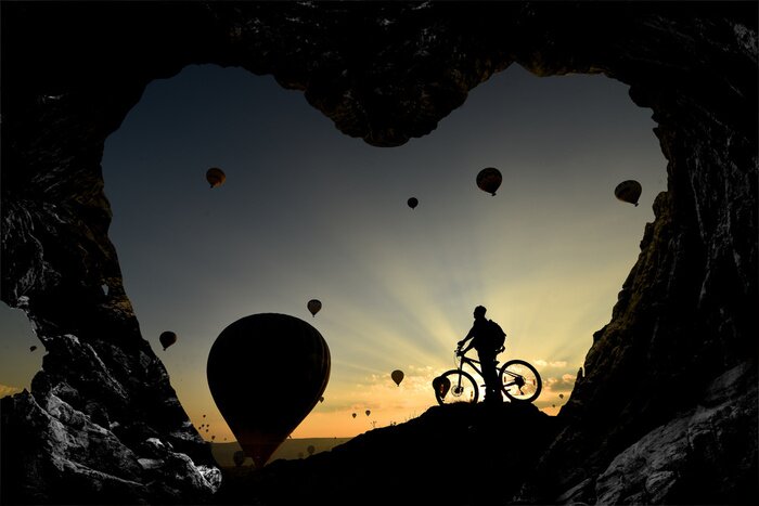 Sticker  Mağara deliklerinden balonlara bakış