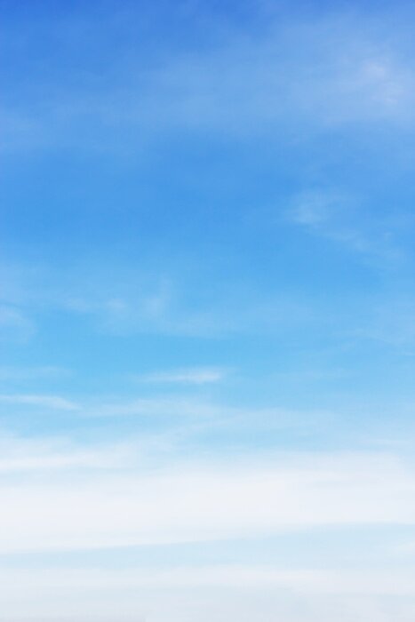 Sticker  Nuages ​​blancs doux sur fond de ciel bleu et espace vide pour votre conception