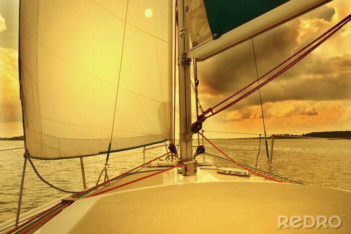 Sticker  Yacht sous la voile au coucher du soleil