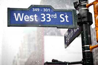 33e panneau de direction de la rue à New York en blizzard