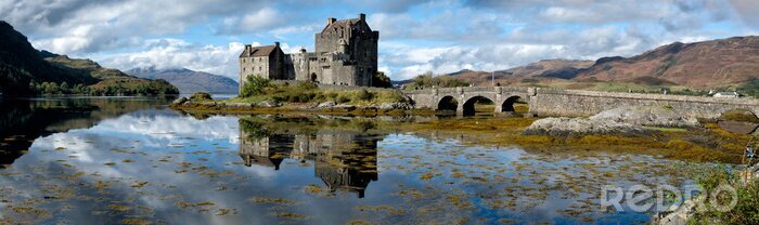 Tableau  A panorama of the Eilean Donan Castle on a sunny afternoon in Scotland.