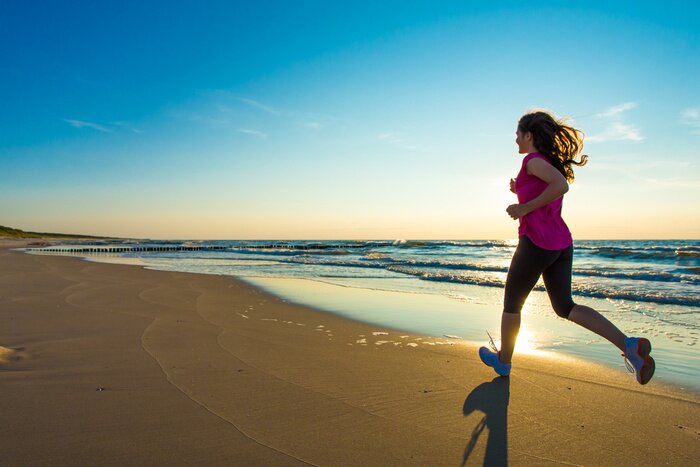 Tableau  Adolescente courir, sauter sur la plage