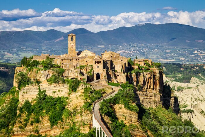 Tableau  Ancienne ville sur la colline en Toscane sur un fond de montagnes.