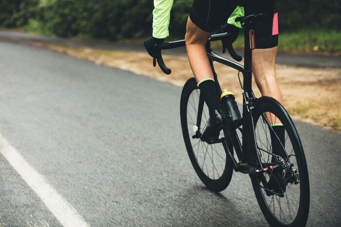 Tableau  Athlète à vélo sur la route de campagne
