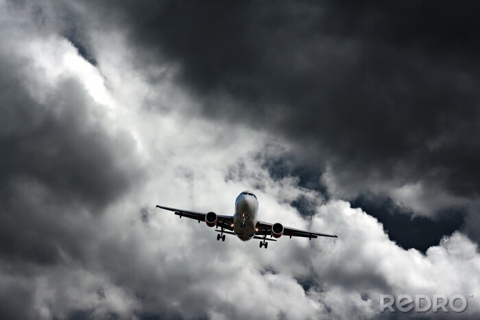 Tableau  Avion de passagers contre le ciel orageux