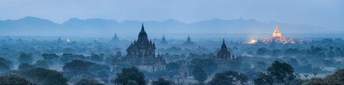Tableau  Bagan panorama at night with golden Shwezigon pagoda, Myanmar