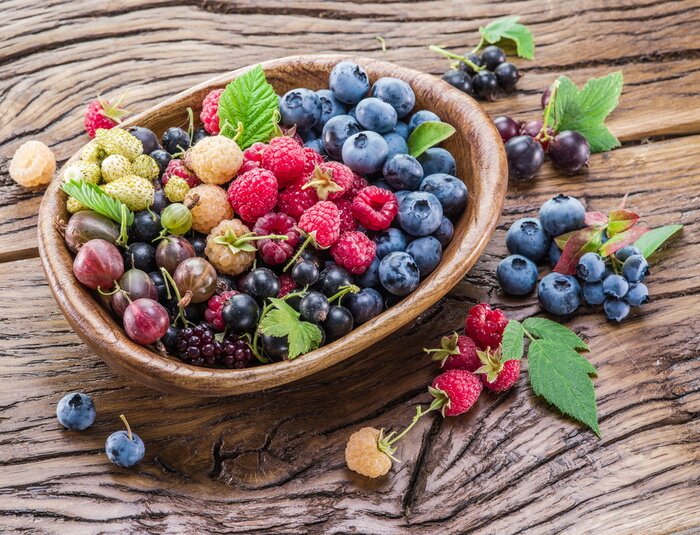 Tableau  Baies mûres dans le bol en bois.