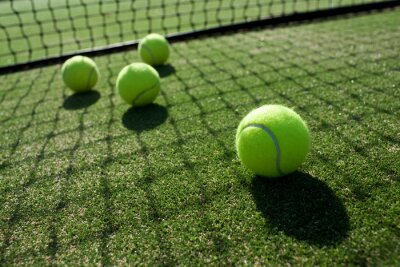 Tableau  balles de tennis sur le court de tennis de l'herbe