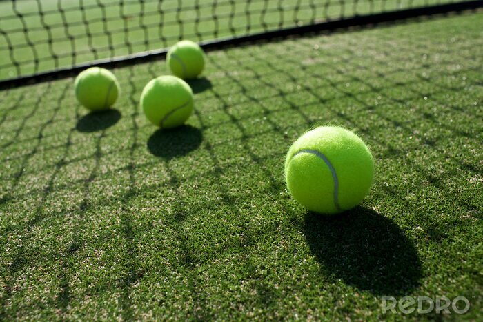 Tableau  balles de tennis sur le court de tennis de l'herbe