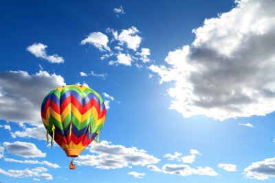 Tableau  ballon à air chaud sur le ciel nuageux