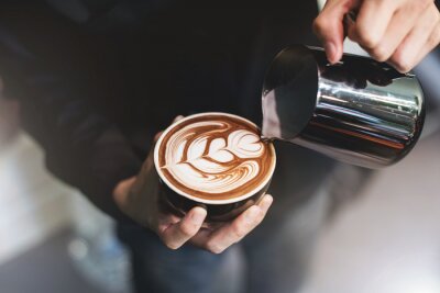 Tableau  Barista fait une tasse à café en latte art