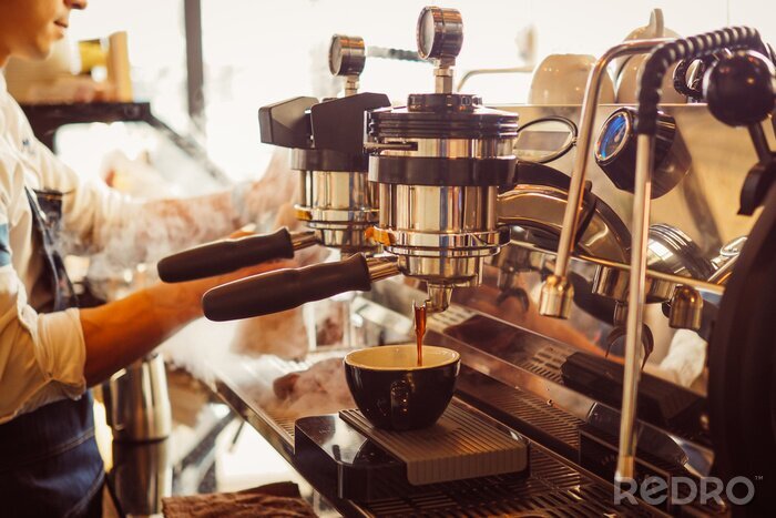 Tableau  barista make coffee latte art with coffee espresso machine in coffee shop cafe in vintage color tone