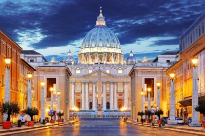 Basilique illuminée dans la Cité du Vatican