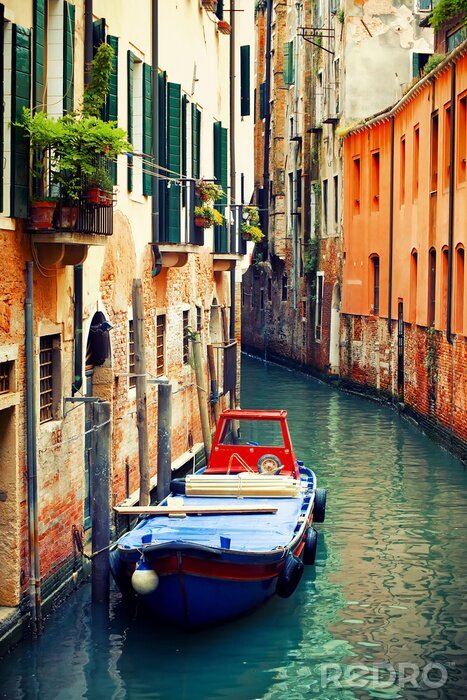 Tableau  Bateau sur un canal coloré