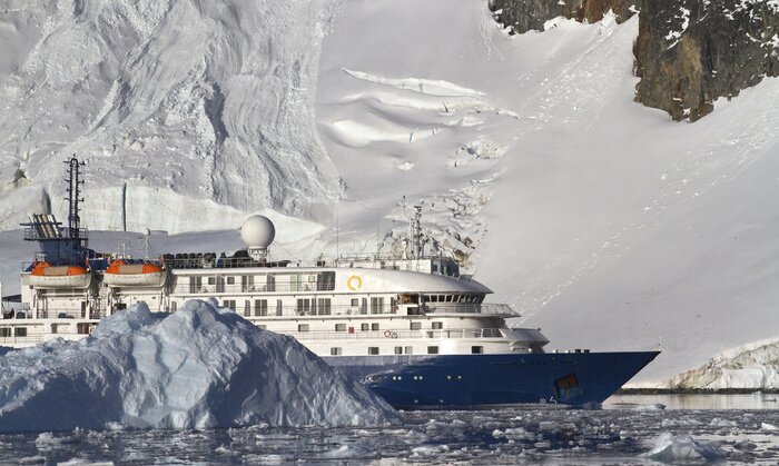 Tableau  bateau touristique sur le fond de montagnes et de glaciers de l'