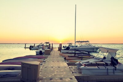 Tableau  bateaux amarrés à quai au coucher du soleil