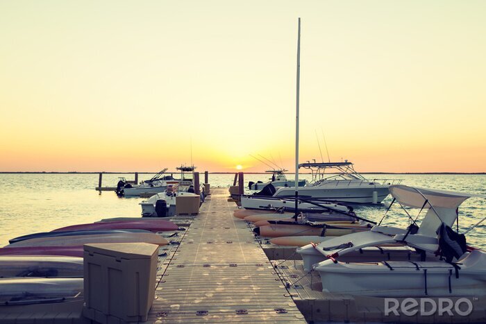 Tableau  bateaux amarrés à quai au coucher du soleil