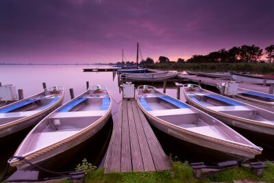 bateaux de ponton sur le lac havre pendant le lever du soleil