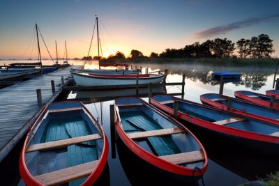 Tableau  bateaux et yachts sur lac au lever du soleil