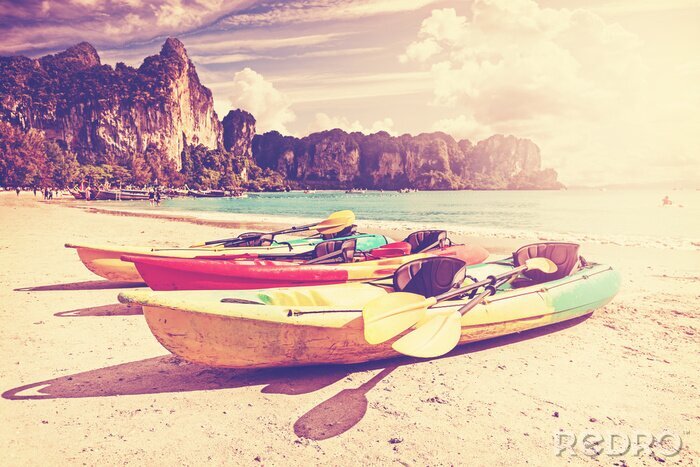 Tableau  Bateaux sur la plage dans un style rétro