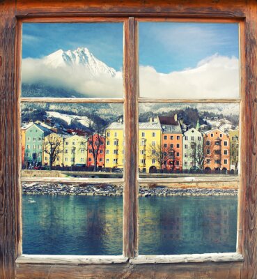 Bâtiments colorés derrière une fenêtre