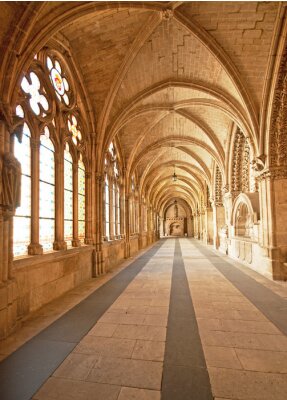 Beaux piliers dans une cathédrale espagnole
