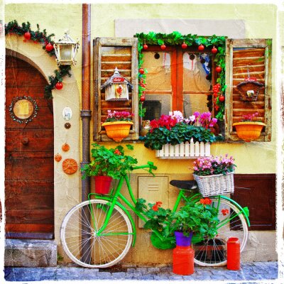 Bicyclette avec des fleurs devant une fenêtre