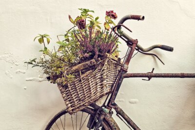 Bicyclette rétro fleurs dans le panier
