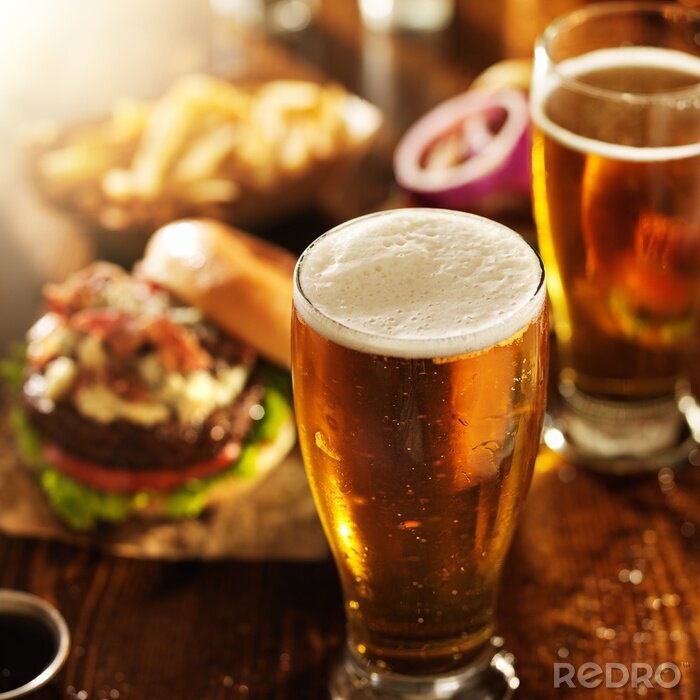 Tableau  Boisson ambrée et hamburgers