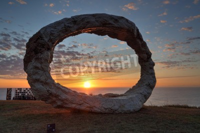 Tableau  BONDI, AUSTRALIE - 25 OCTOBRE 2015; Sculpture annuelle par la mer événement public gratuit. Exposition intitulée Open de Peter Lundberg faite de béton coulé avec un soleil matinal touchant sa face ori