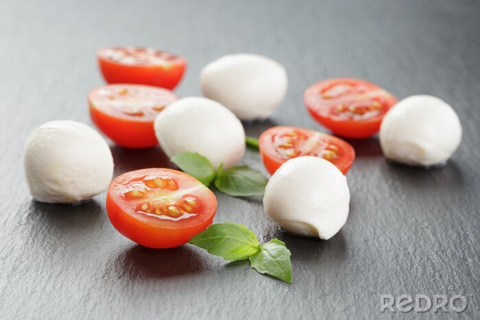 Tableau  Boules de mozzarella aux tomates et basilic