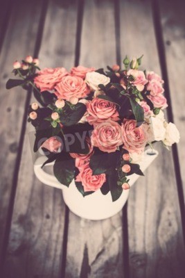 Tableau  Bouquet de roses roses et beiges dans un pot vintage en émail sur un ancien fond en bois de grange en bois. Fleurs rustiques avec copie.