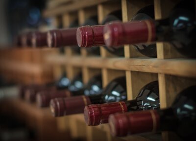 Tableau  Bouteilles de vin rouge empilés sur des étagères en bois