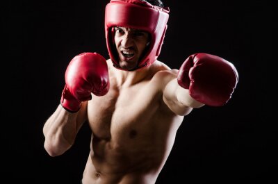 Boxeur en train de lutter portant des gants
