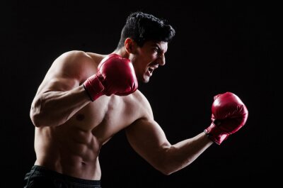 Boxeur musclé portant des gants