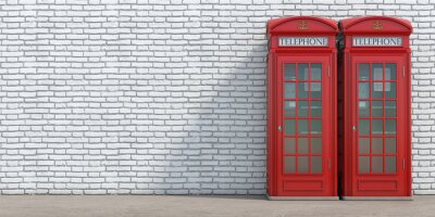 Cabine téléphonique rouge sur fond de mur de brique. Londres, symbole britannique et anglais.