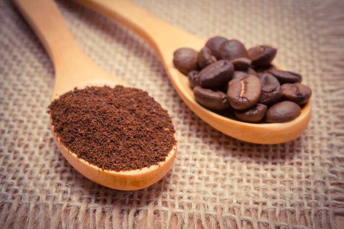 Tableau  Café moulu et grains avec cuillère en bois sur toile de jute