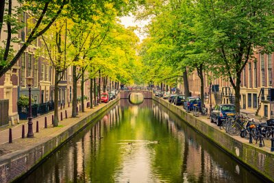 Canal passant par Amsterdam