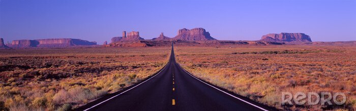 Tableau  Ceci est la route 163 qui traverse la réserve indienne Navajo. La route passe au centre du terrain et devient plus petit à l'infini. Les roches rouges de Monument Valley sont en arrière-plan. Les plan