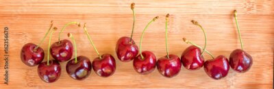 Tableau  Cerises disposées sur bois