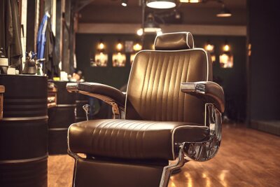 Tableau  Chaise en cuir marron dans le salon de coiffure. Style loft