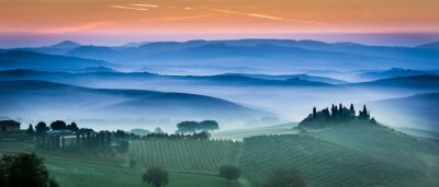 Champs verts et prairies et coucher du soleil en Toscane