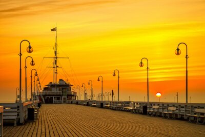 Ciel du soir et jetée en bois