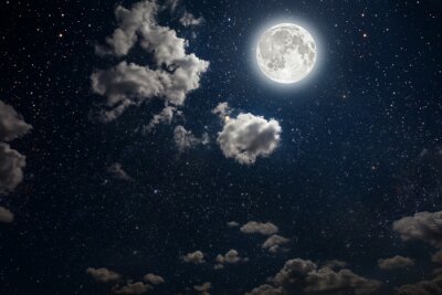 Ciel nocturne avec étoiles et pleine lune