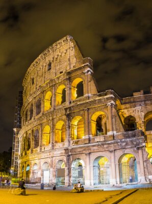Colisée illuminé la nuit à Rome