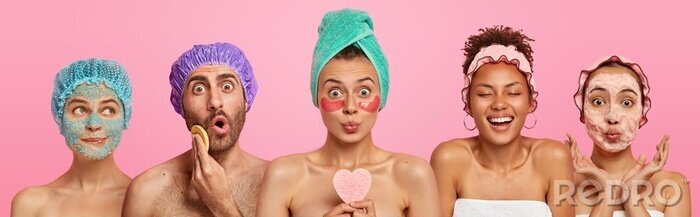 Tableau  Collage shot of five people appy face masks, hold beauty sponges, stand with bare shoulders indoor, care about appearance and beauty, isolated on pink background. Wellness, cosmetology, spa concept